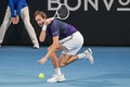 テニス、アデレード国際1、男子シングルス準決勝。リターンを打つダニール・メドベージェフ（2023年1月7日撮影）。(c)Brenton EDWARDS / AFP