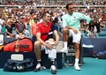 テニス、マイアミ・オープン、男子シングルス決勝。試合後に言葉を交わすロジャー・フェデラー（右）とジョン・イズナー（2019年3月31日撮影）。(c)Julian Finney/Getty Images/AFP