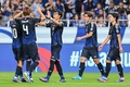 2026年サッカーW杯北中米大会アジア最終予選、グループC、日本対中国。チームメートと得点を喜ぶ三笘薫（中央、2024年9月5日撮影）。(c)Yuichi YAMAZAKI / AFP