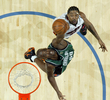 マイアミ・ヒート戦でウドニス・ハスレム（%%Udonis Haslem%%、右）のシュートをブロックするシャーロット・ボブキャッツのエメカ・オカフォー（%%Emeka Okafor%%）。（2009年4月3日撮影）(c)AFP/Getty Images/NBAE/Kent Smith