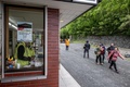 富士山の山梨県側にある吉田ルート5号目に設置された、通行料を徴収するための受付窓口（2024年7月1日撮影）。(c)Philip FONG / AFP