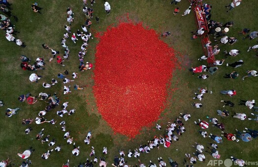 トマトまみれの快感、恒例のトマト投げ「トマティーナ」 写真16枚 国際