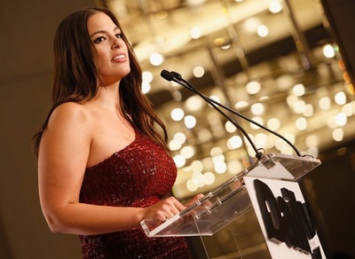 ファッション界の新ルール、プラスサイズの女性こそ美しい