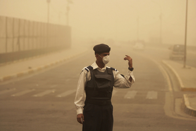 バグダッドで砂嵐、マスクで防衛