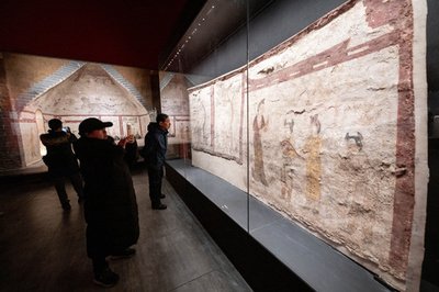 現代の「Vサイン」に似たジェスチャー、唐代の墓の壁画に 中国