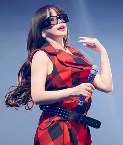 元2NE1のパク・ボム、ステージ写真公開…「加工なし」