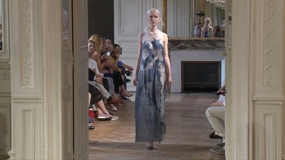 動画：蛇の脱皮にインスパイアされた「イーキン・イン」15/16年秋冬オートクチュール