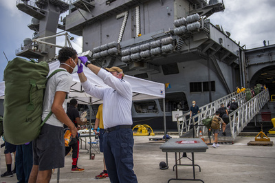新型コロナ集団感染発生の米空母、復帰の乗組員5人が再感染