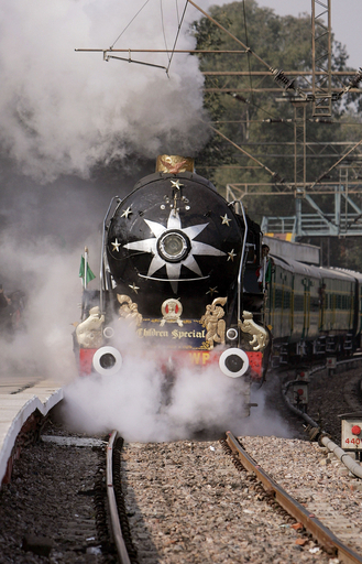 「鉄道遺産月間」 蒸気機関車が疾走 - インド