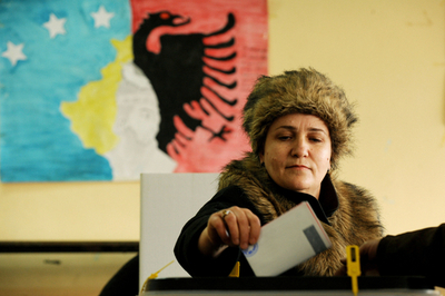 コソボ、独立後初の議会選挙 与党がリード