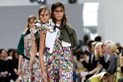 「サカイ」19年春夏コレクション発表