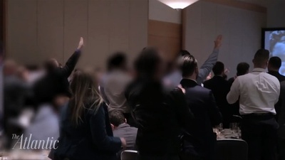 「トランプ万歳！」にナチス式敬礼… 米極右団体の会合が物議