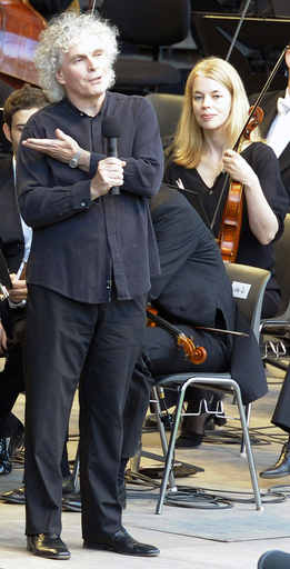 ベルリン・フィル火災で振り替え上演、消防士ら招待される