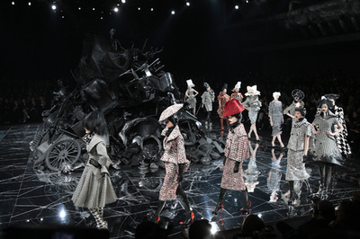 マックイーンの幻想的な世界を表現した舞台、ロンドンで公開へ