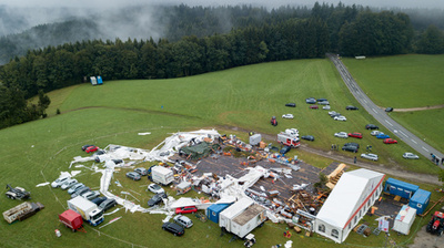 暴風雨で巨大テントが倒壊、120人以上死傷 オーストリア