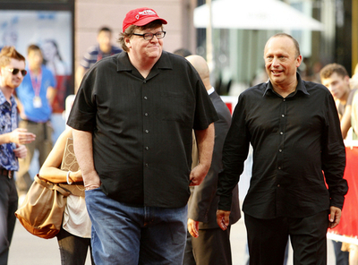 マイケル・ムーア監督「第13回サラエボ映画祭」閉幕式に登場