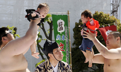 健康祈願の「泣き相撲」、都内・浅草寺