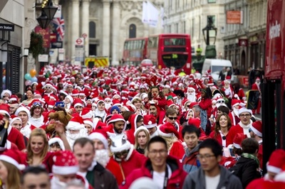 サンタ集団が街を占拠、クリスマス恒例「サンタコン」開催