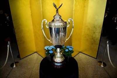 トランプ氏が大相撲で授与する「米大統領杯」、都内ホテルで展示