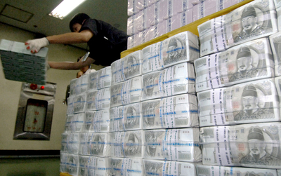 新10万ウォン札の発行を延期、韓国