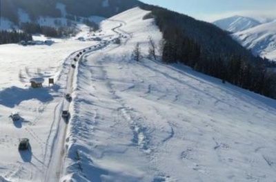 規則違反のコース外スキーで雪崩 一時は4人が埋まる＝新疆・カナス景勝区