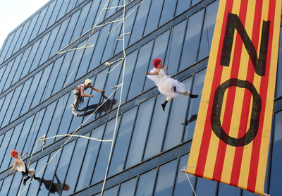 ビルの壁面駆けめぐり、抗議のパフォーマンス