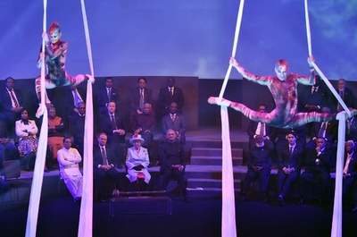 英女王と皇太子、パーティー招待客遅刻で待ちぼうけ