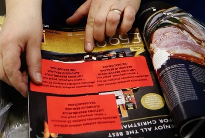 酒類広告全面禁止のリトアニア、 外国誌広告の目隠し作業開始