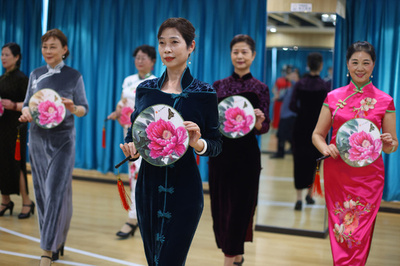 シニアライフ楽しむ中国の「新世代高齢者」