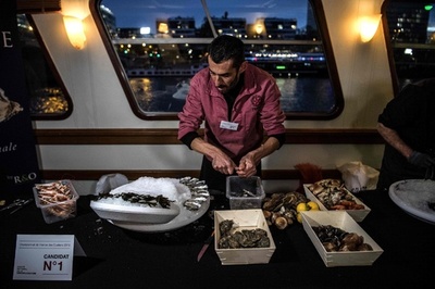 船上でカキの殻むき大会、優勝はレストラン店員 仏パリ