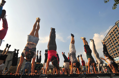 圧巻！500人が一斉に逆立ち 台湾
