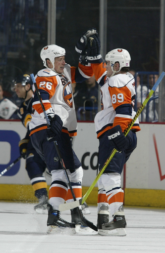 アイランダーズ セイバーズを降しシーズン初白星