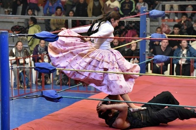 ボリビアで大人気、伝統衣装で女子プロレス 場外乱闘も
