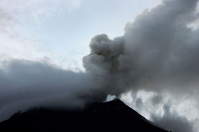 エクアドルのトゥングラウア火山、さらなる噴火の恐れ