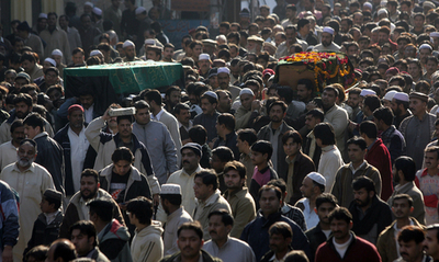 ブット元パキスタン首相の葬儀、数十万人が見送り