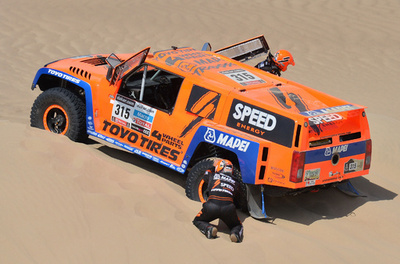 ダカールラリー開幕、サインツが首位発進