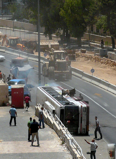 ブルドーザーがバスや乗用車に衝突、3人死亡 エルサレム