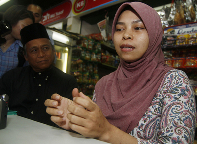 「ビール飲んでむち打ち刑」のモデル、社会奉仕に減刑 マレーシア