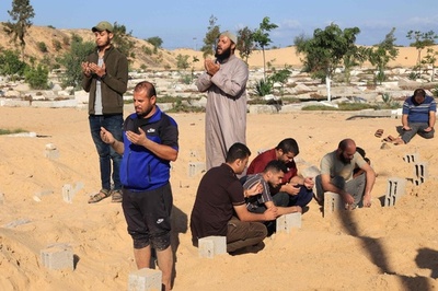 死者増え続けるガザ、アイスクリーム配送車に遺体保管や集団埋葬も