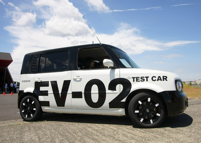 電気自動車の実験車両を公開、日産