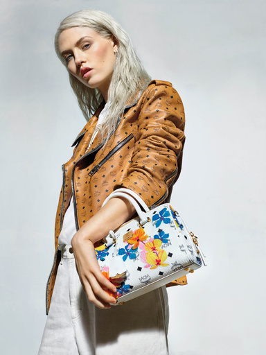 「MCM」春らしいフラワープリントで春らしいスタイリング提案