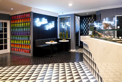 「コンパーテス 青山店」リニューアルで日本初のカフェ併設