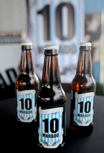 マラドーナの名を冠したビール新発売、ラベルは背番号10