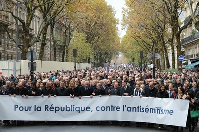 反ユダヤ主義への抗議デモに18万人超 仏