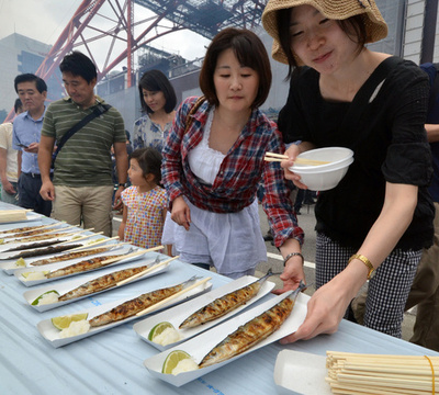 立ちこめるサンマの薫り 東京タワーでサンマまつり開催