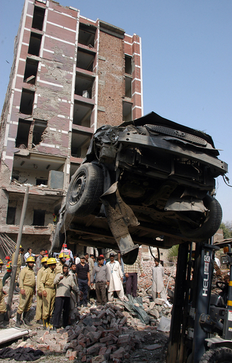 パキスタン東部の捜査機関などで自爆攻撃、死者25人以上