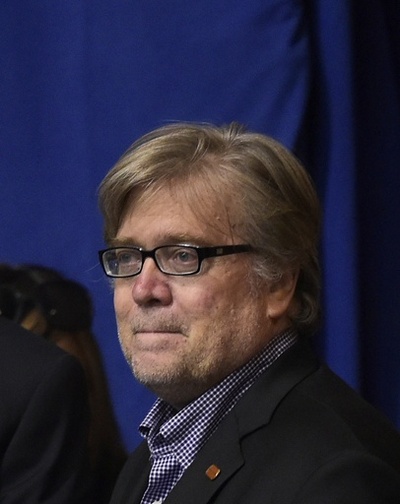 「極右」バノン氏の首席戦略官起用、撤回を要求 サンダース氏