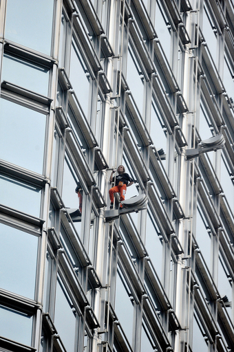 「フランスのスパイダーマン」、香港で温暖化抑制をアピール