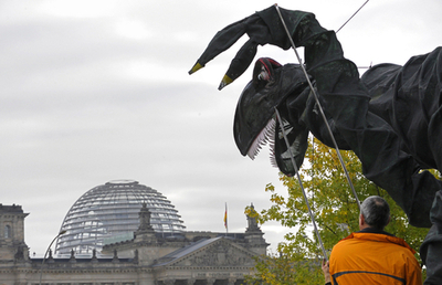 独首相府前で恐竜デモ、温暖化対策訴える