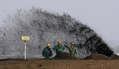 パイプラインに穴、噴き上がる石油 ハンガリー